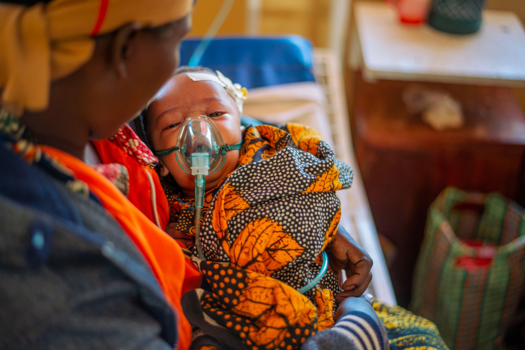 Oxygen CoLab: baby receiving oxygen from FREO2's oxygen concentrator in a paediatric ward in Dongobesh. Credit: Bony Kazi